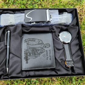 סט מרשים לגבר הכולל ארנק עם חריטה