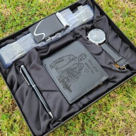 סט מרשים לגבר הכולל ארנק עם חריטה