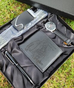 סט מרשים לגבר הכולל ארנק עם חריטה