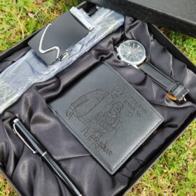 סט מרשים לגבר הכולל ארנק עם חריטה