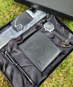 סט מרשים לגבר הכולל ארנק עם חריטה