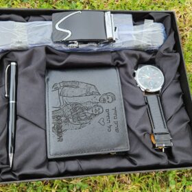 סט מרשים לגבר הכולל ארנק עם חריטה