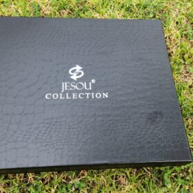 סט מרשים לגבר הכולל ארנק עם חריטה